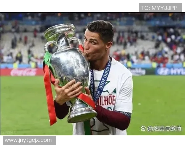 C罗足球明星的粉丝如何追随偶像的足迹与激情之旅