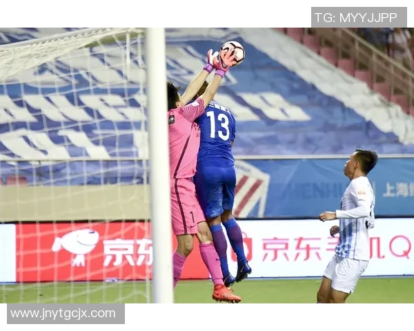 足球场上的魅力双星组合展现帅气风采引领潮流风尚